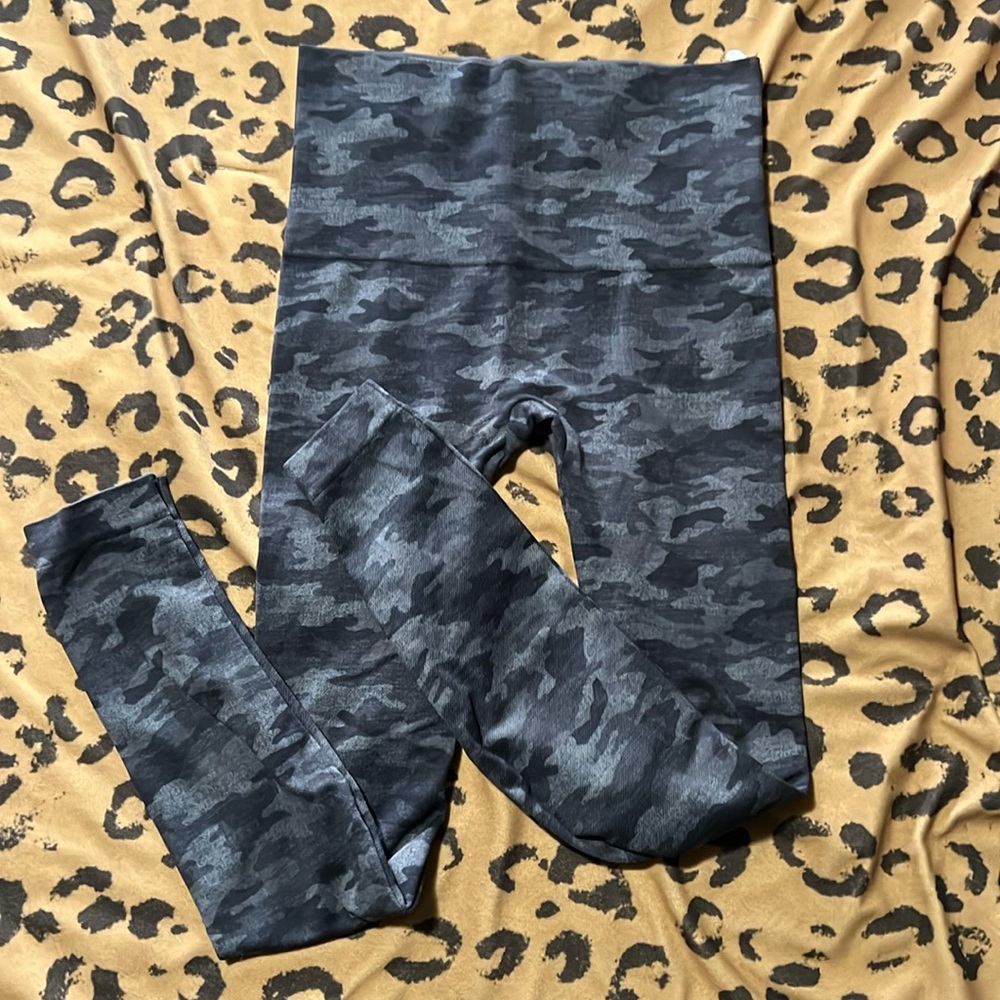 Spanx seamless shaping leggings size M